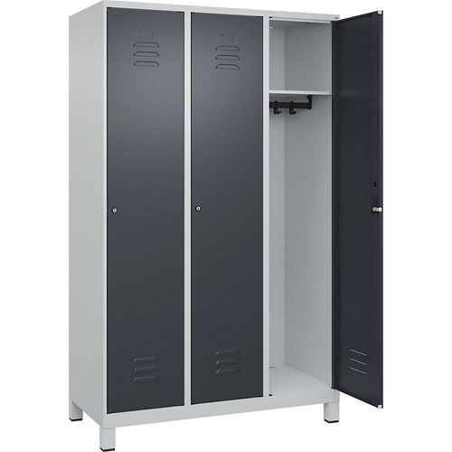 4066681613584 - Spind Classic PLUS 3 Abteile lichtgrau grau B 1200 mm mit Füßen Zylinderschloss 4066681613584 - Spind Classic PLUS 3 Abteile lichtgrau grau B 1200 mm mit Füßen Zylinderschloss