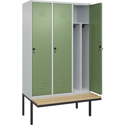 4066681741607 - Schwarz-Weiß-Spind Classic PLUS Sitzbank schmal 3 Abteile Trennwand verkürzt lichtgrau   resedagrün B 1200 mm Sicherheits-Drehriegel auskragend Buche-Hartholz C+P