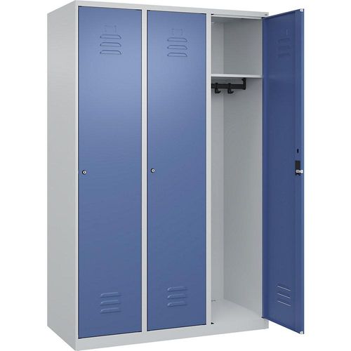 4067521364406 - Spind Classic PLUS 3 Abteile lichtgrau fernblau B 1200 mm mit Bodengleitern Zylinderschloss C+P 4067521364406 - Spind Classic PLUS 3 Abteile lichtgrau fernblau B 1200 mm mit Bodengleitern Zylinderschloss C+P