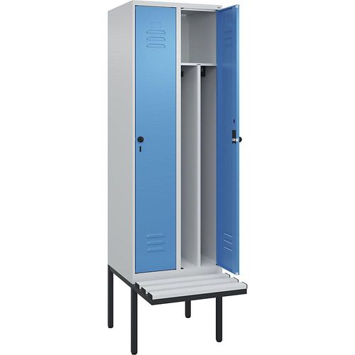 4066681786134 - Schwarz-Weiß-Spind Classic PLUS Sitzbank schmal 2 Abteile Trennwand verkürzt lichtgrau   lichtblau B 600 mm Sicherheits-Drehriegel auskragend Kunststoff C+P