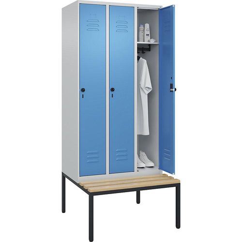 4066681744431 - Spind Classic PLUS Sitzbank 3 Abteile lichtgrau lichtblau B 900 mm Sicherheits-Drehriegel untergebaut Buche-Hartholz C+P 4066681744431 - Spind Classic PLUS Sitzbank 3 Abteile lichtgrau lichtblau B 900 mm Sicherheits-Drehriegel untergebaut Buche-Hartholz C+P