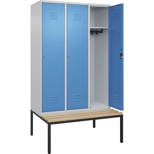 4066681828193 - Spind Classic PLUS Sitzbank 3 Abteile lichtgrau   lichtblau B 1200 mm Zylinderschloss untergebaut Buche-Hartholz C+P