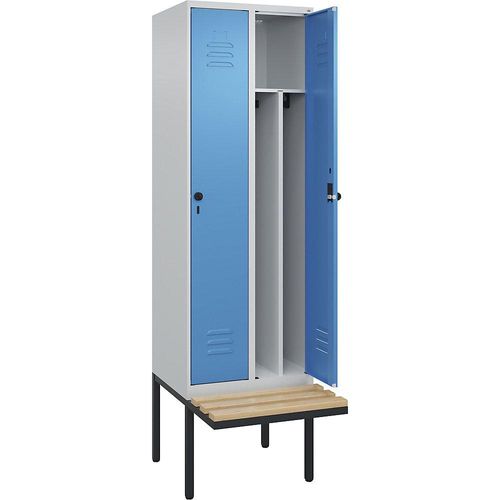 4066681740686 - Schwarz-Weiß-Spind Classic PLUS Sitzbank schmal 2 Abteile Trennwand verkürzt lichtgrau   lichtblau B 600 mm Sicherheits-Drehriegel auskragend Buche-Hartholz C+P