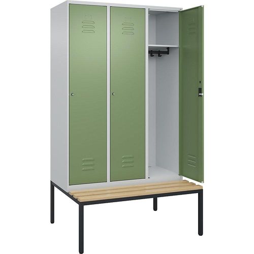 4066681828216 - Spind Classic PLUS Sitzbank 3 Abteile lichtgrau resedagrün B 1200 mm Zylinderschloss untergebaut Buche-Hartholz C+P 4066681828216 - Spind Classic PLUS Sitzbank 3 Abteile lichtgrau resedagrün B 1200 mm Zylinderschloss untergebaut Buche-Hartholz C+P