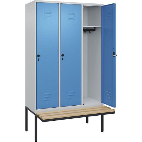 4066681741430 - Spind Classic PLUS Sitzbank 3 Abteile lichtgrau lichtblau B 1200 mm Sicherheits-Drehriegel auskragend Buche-Hartholz C+P 4066681741430 - Spind Classic PLUS Sitzbank 3 Abteile lichtgrau lichtblau B 1200 mm Sicherheits-Drehriegel auskragend Buche-Hartholz C+P