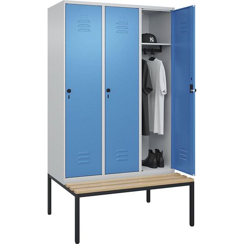 4066681744875 - Spind Classic PLUS Sitzbank 3 Abteile lichtgrau lichtblau B 1200 mm Sicherheits-Drehriegel untergebaut Buche-Hartholz C+P 4066681744875 - Spind Classic PLUS Sitzbank 3 Abteile lichtgrau lichtblau B 1200 mm Sicherheits-Drehriegel untergebaut Buche-Hartholz C+P