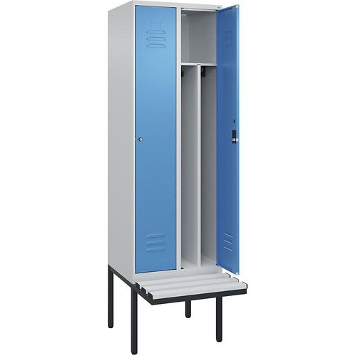 4066681785984 - Schwarz-Weiß-Spind Classic PLUS Sitzbank schmal 2 Abteile Trennwand verkürzt lichtgrau   lichtblau B 600 mm Zylinderschloss auskragend Kunststoff C+P