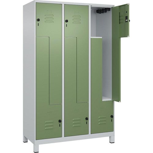 4066681915398 - Z-Spind Classic PLUS 3 Abteile lichtgrau resedagrün B 1200 mm mit Füßen Drehriegel 4066681915398 - Z-Spind Classic PLUS 3 Abteile lichtgrau resedagrün B 1200 mm mit Füßen Drehriegel