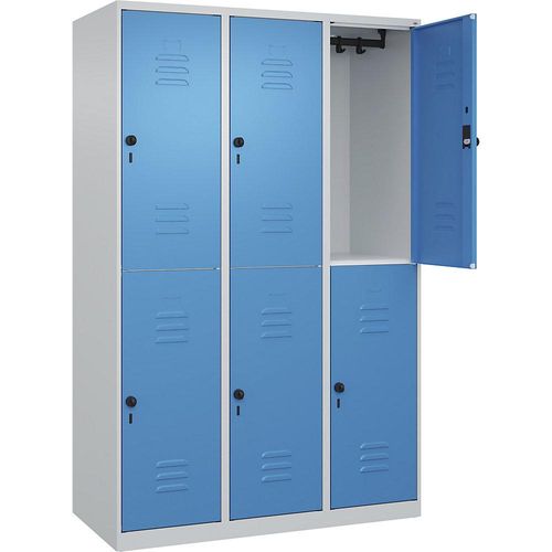 4067521358085 - Doppelstock-Spind Classic PLUS 3 Abteile lichtgrau   lichtblau HxB 1850 x 1200 mm mit Bodengleitern Drehriegel C+P