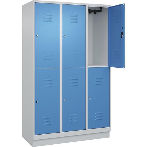 4066681667440 - Doppelstock-Spind Classic PLUS 3 Abteile lichtgrau   lichtblau HxB 1950 x 1200 mm mit Bodensockel Zylinderschloss