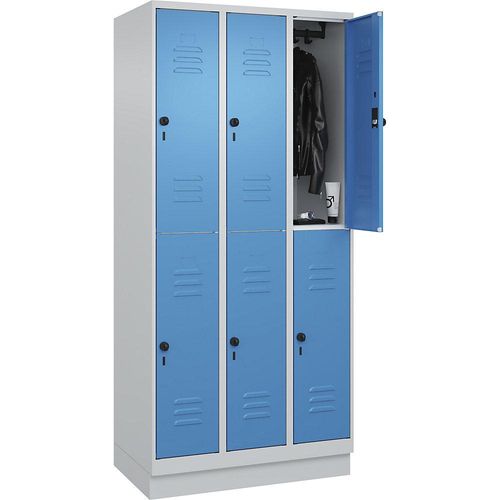 4066681666696 - Doppelstock-Spind Classic PLUS 3 Abteile lichtgrau   lichtblau HxB 1950 x 900 mm mit Bodensockel Drehriegel