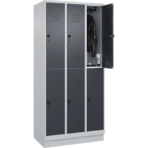 4066681666733 - Doppelstock-Spind Classic PLUS 3 Abteile lichtgrau   grau HxB 1950 x 900 mm mit Bodensockel Drehriegel